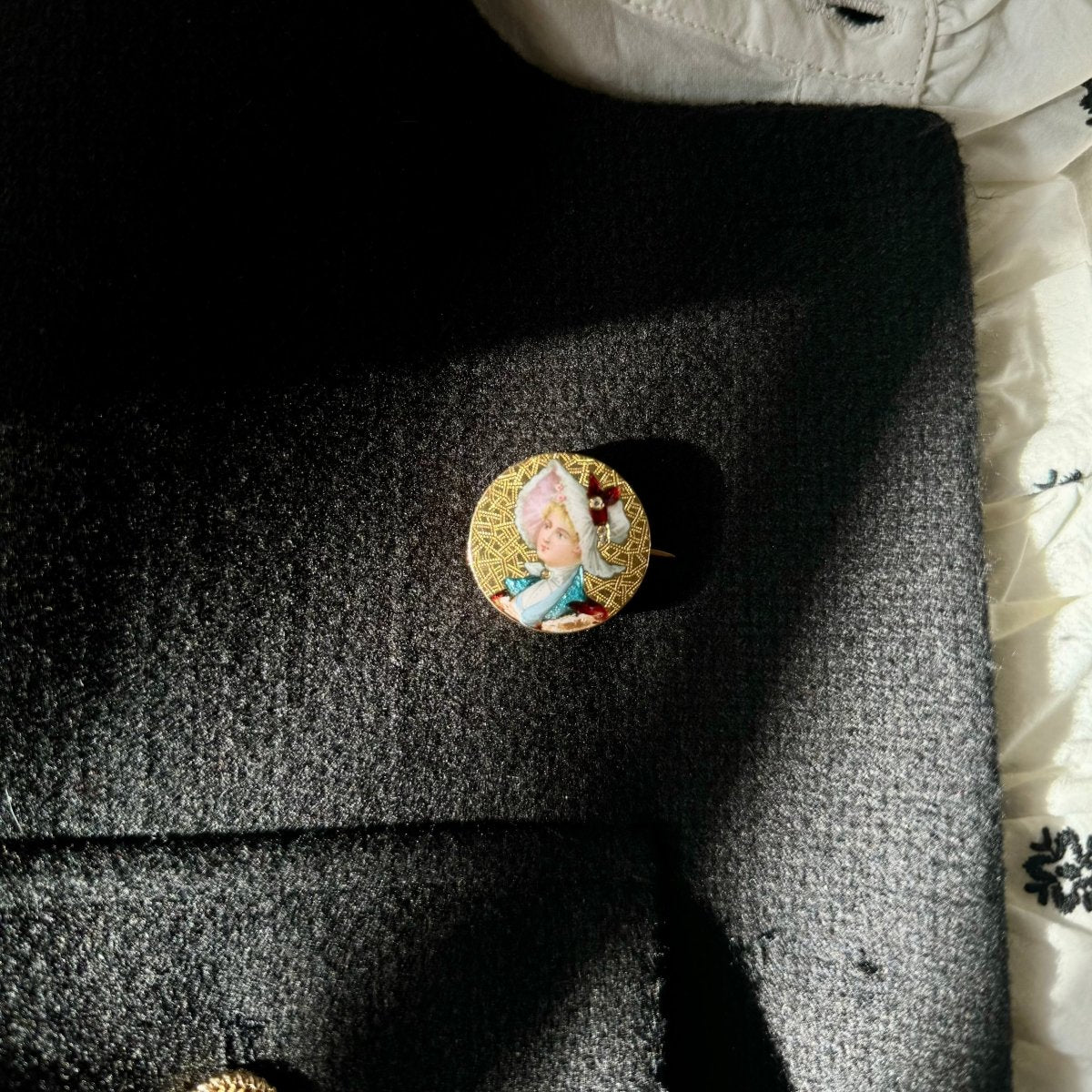 Broche "femme au chapeau" en or jaune - Castafiore