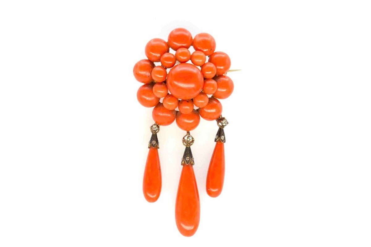 Coral brooch, diamonds in yellow gold – Castafiore