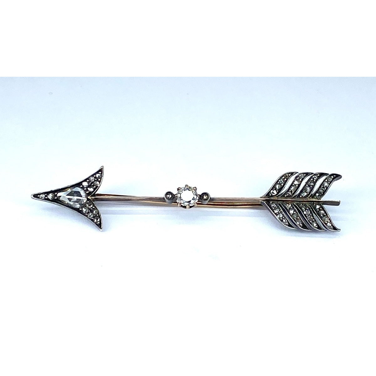 Broche flèche en or 18 carats et argent, diamants rond et poire, vers1880 - Castafiore