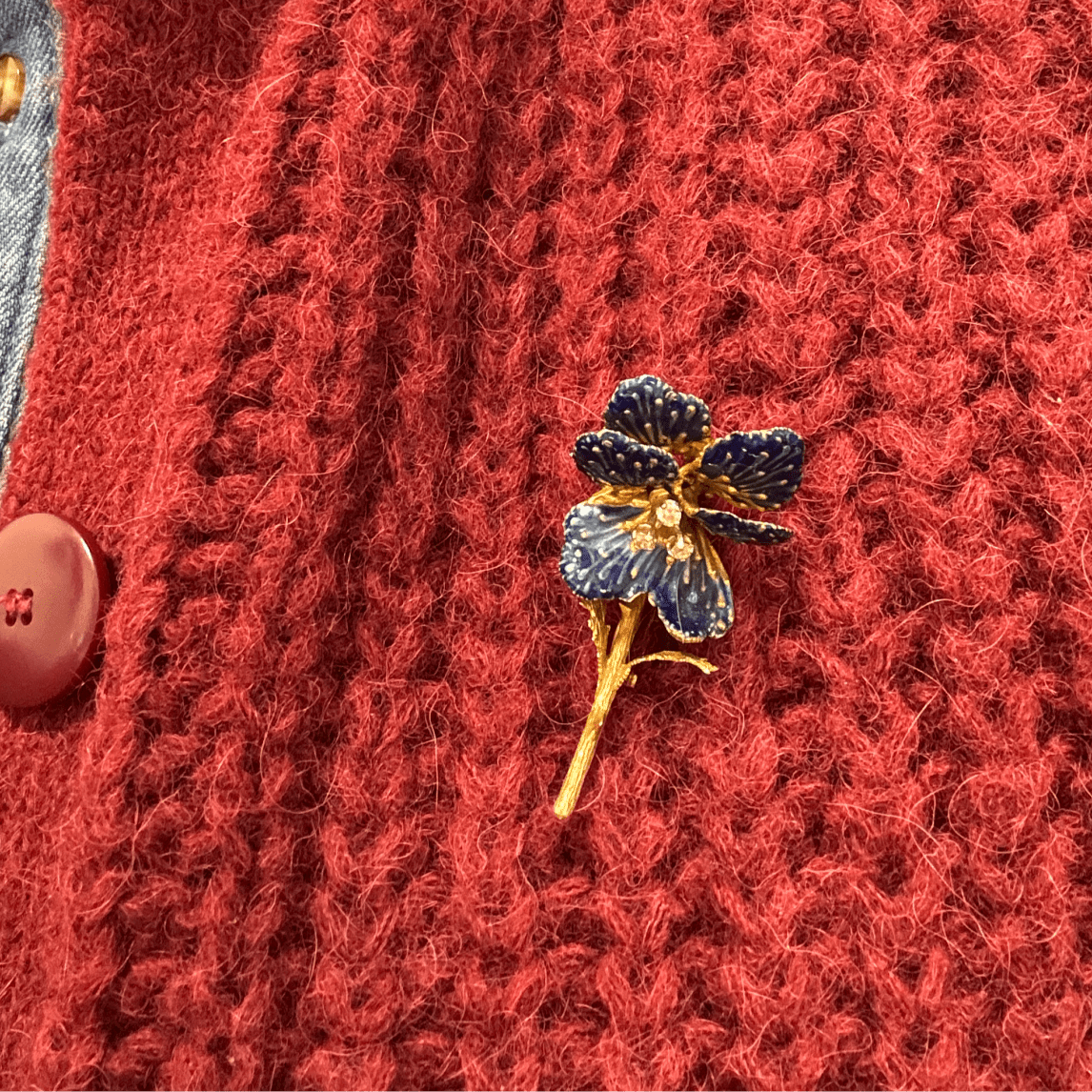 Broche « fleur bleue » Éd. Richards en or jaune et diamants - Castafiore