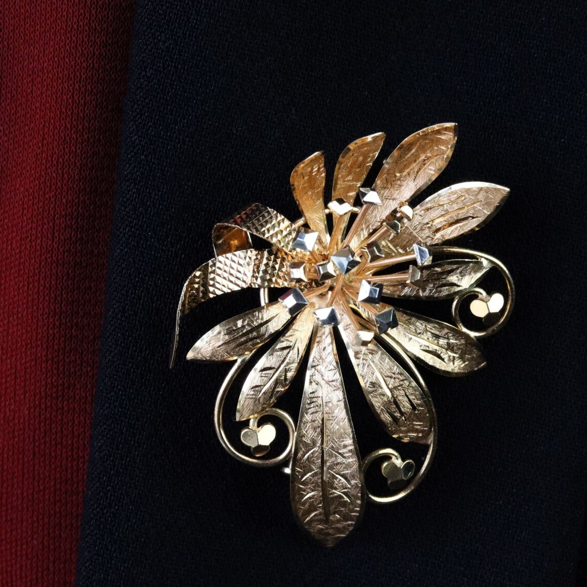 Broche fleur ciselée en or rose et or blanc - Castafiore