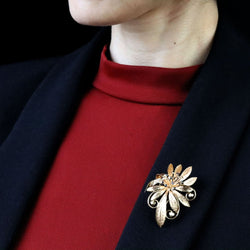 Broche fleur ciselée en or rose et or blanc - Castafiore