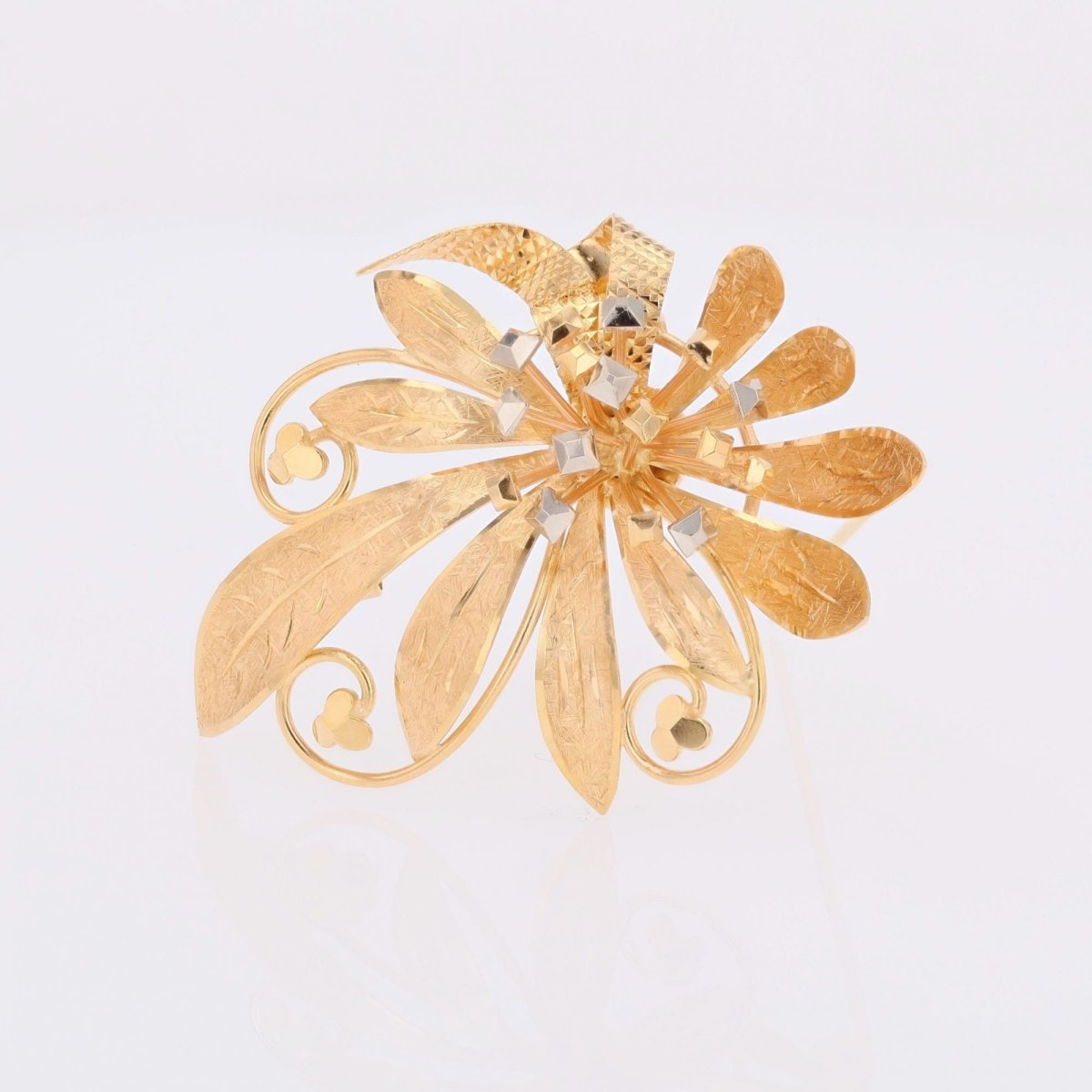 Broche fleur ciselée en or rose et or blanc - Castafiore
