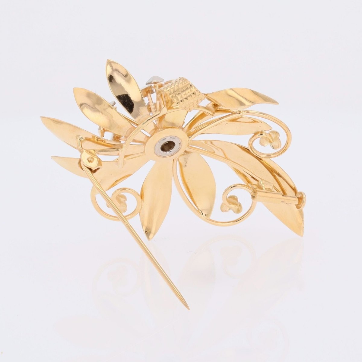 Broche fleur ciselée en or rose et or blanc - Castafiore