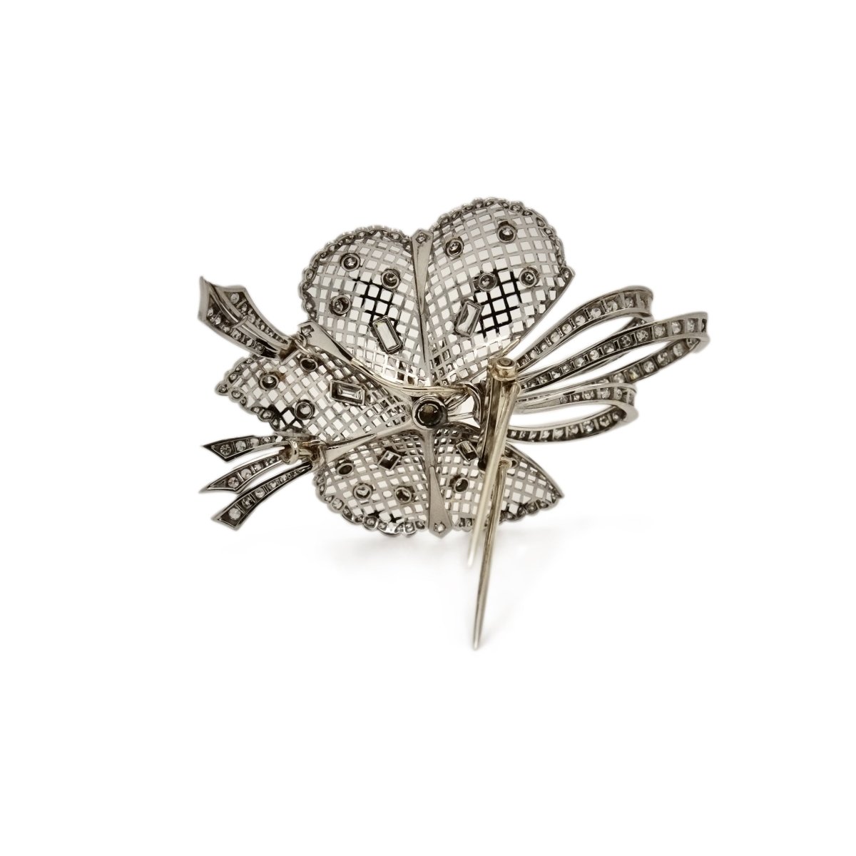 Broche fleur dentelée en or blanc et diamants - Castafiore