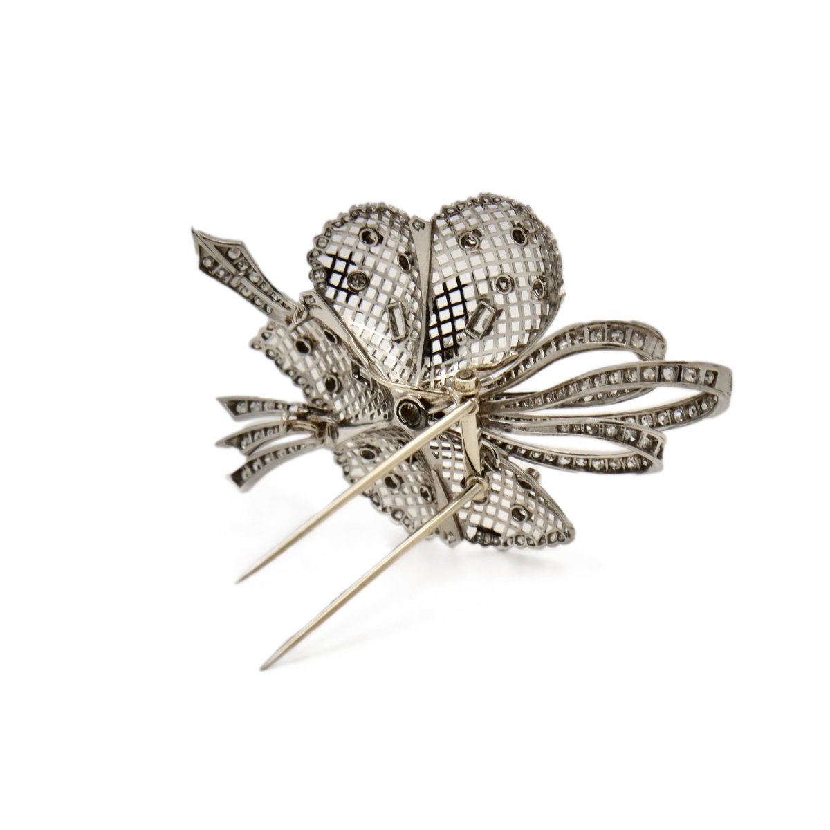 Broche fleur dentelée en or blanc et diamants - Castafiore