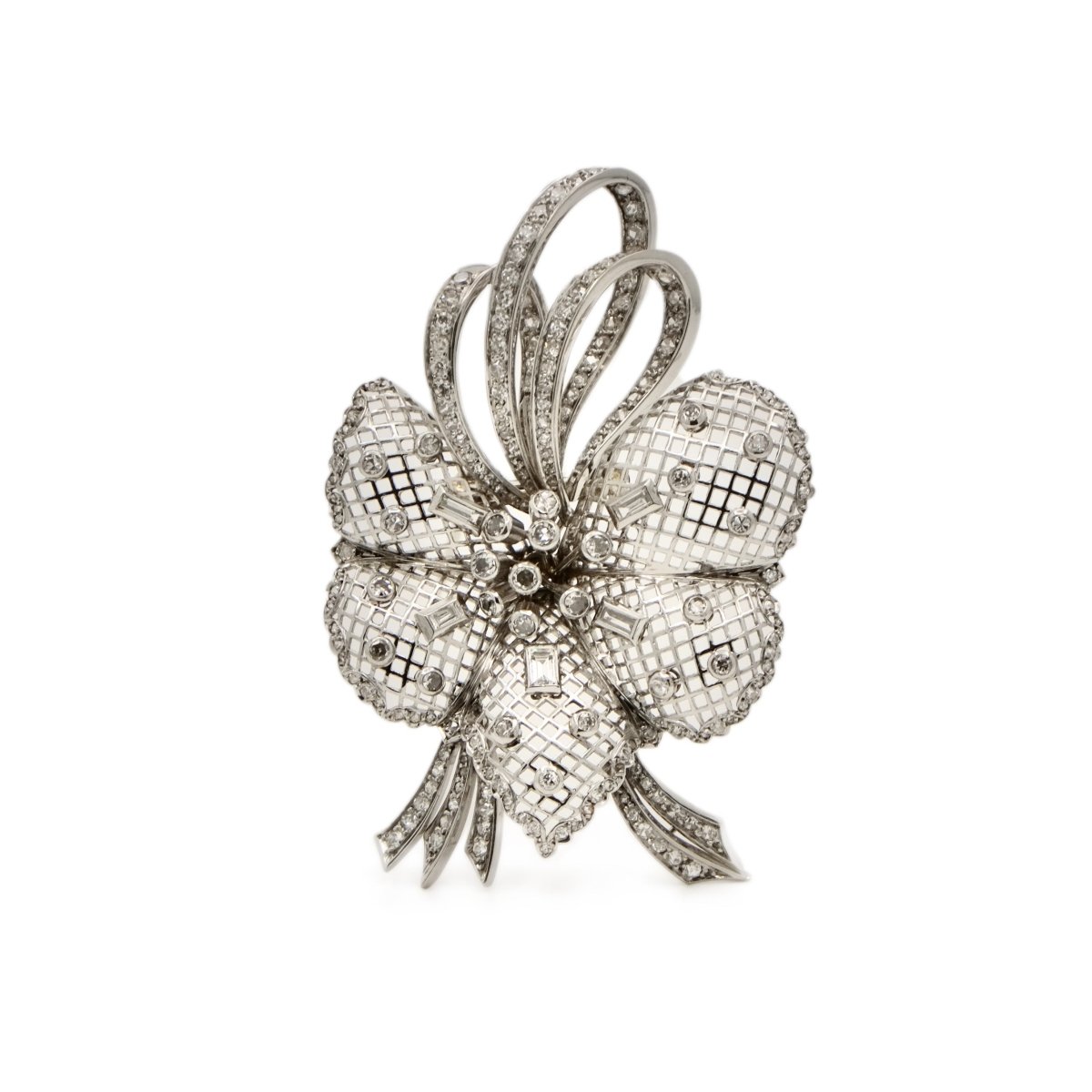 Broche fleur dentelée en or blanc et diamants - Castafiore
