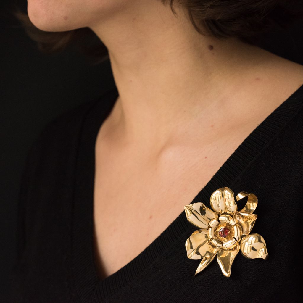 Broche fleur en or et grenat orange cabochon - Castafiore