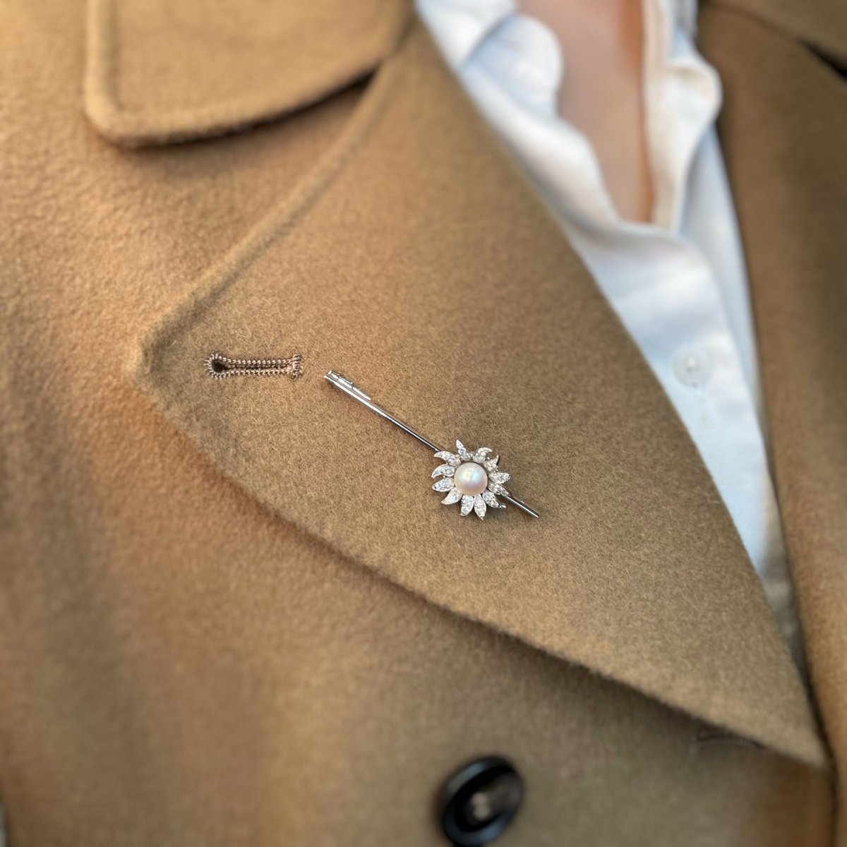 Broche fleur- Or, platine, perle et diamants