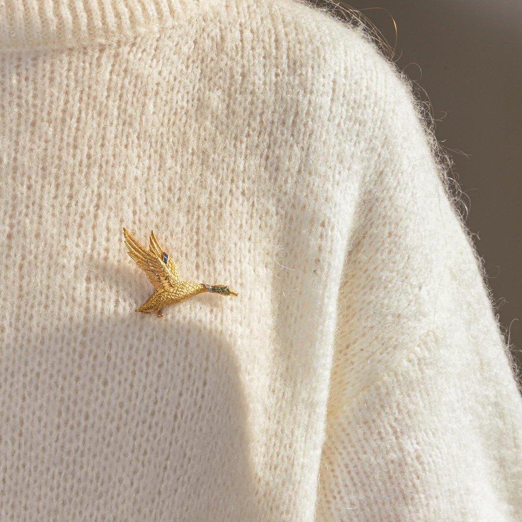 Broche HERMÈS "Oie Sauvage" en or jaune, or blanc, tsavorites, saphirs et diamants - Castafiore