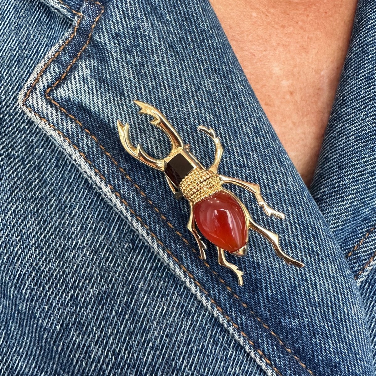 Broche HERMÈS "Scarabée" en or jaune, cornaline et agate - Castafiore