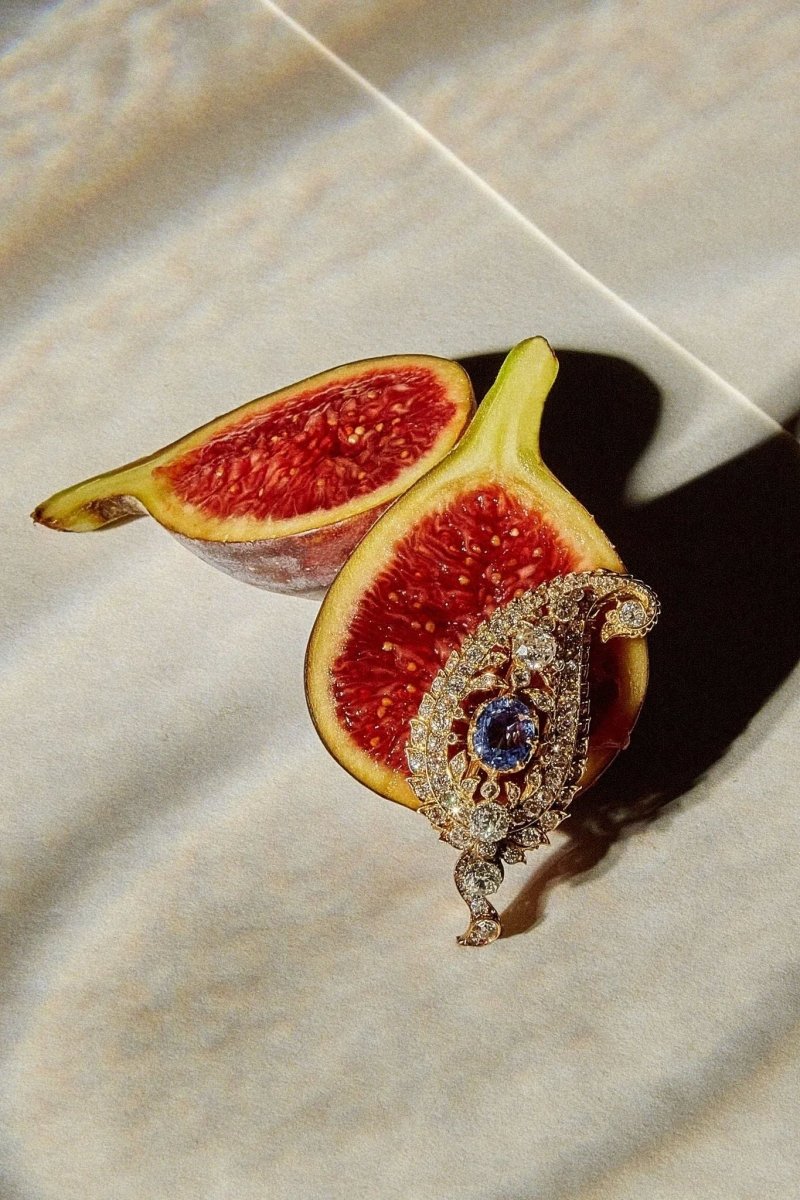 Broche motif cachemire diamants et saphir - Castafiore