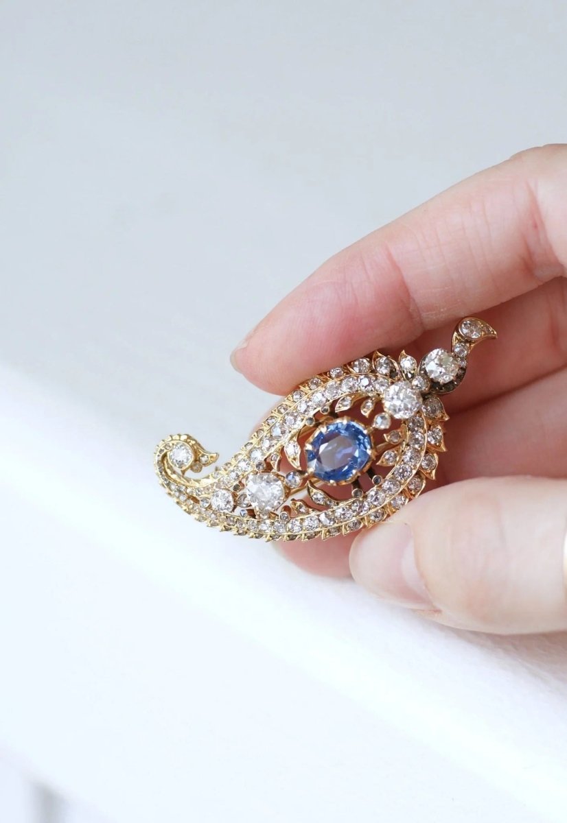 Broche motif cachemire diamants et saphir - Castafiore