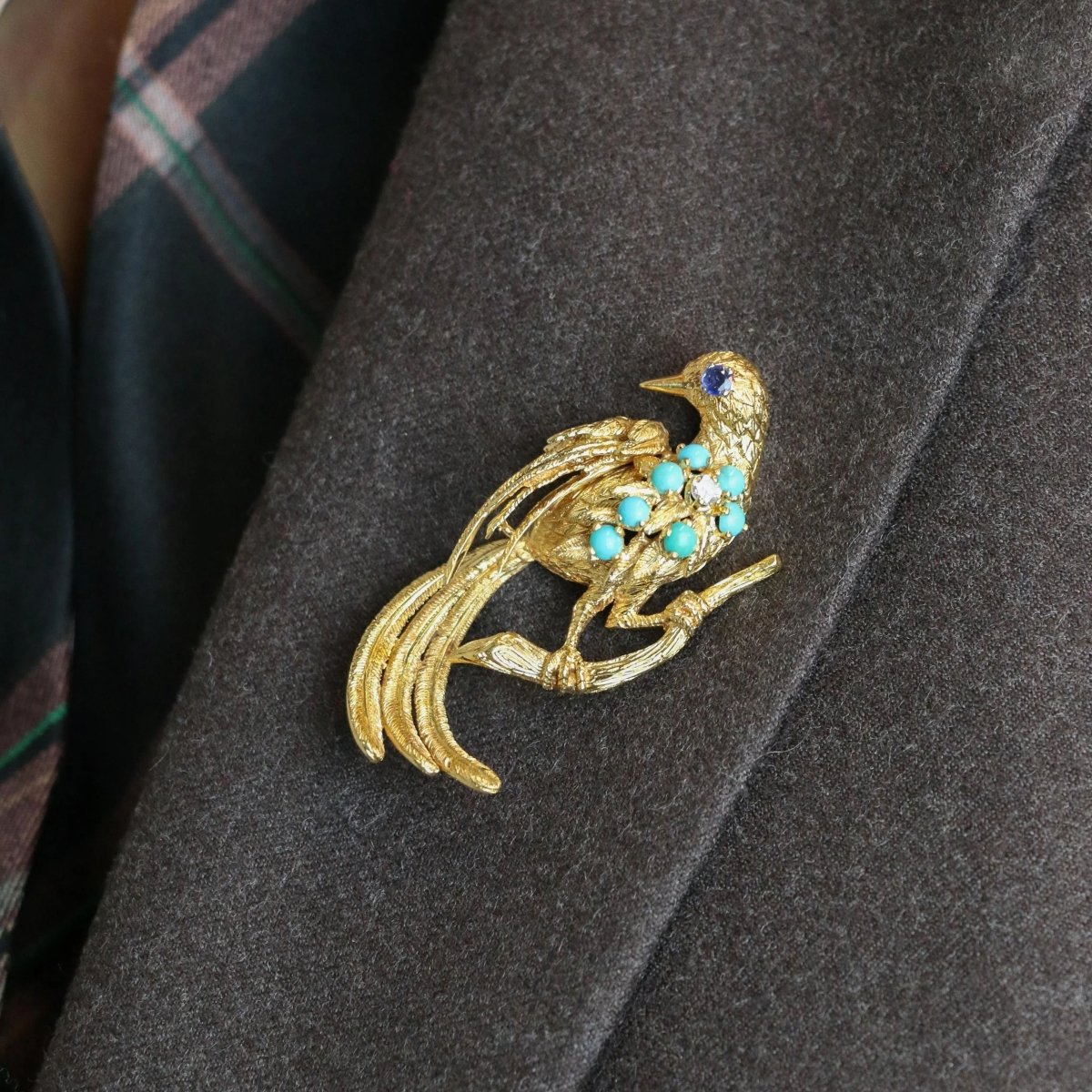 Broche oiseau en or jaune, saphir et diamant - Castafiore