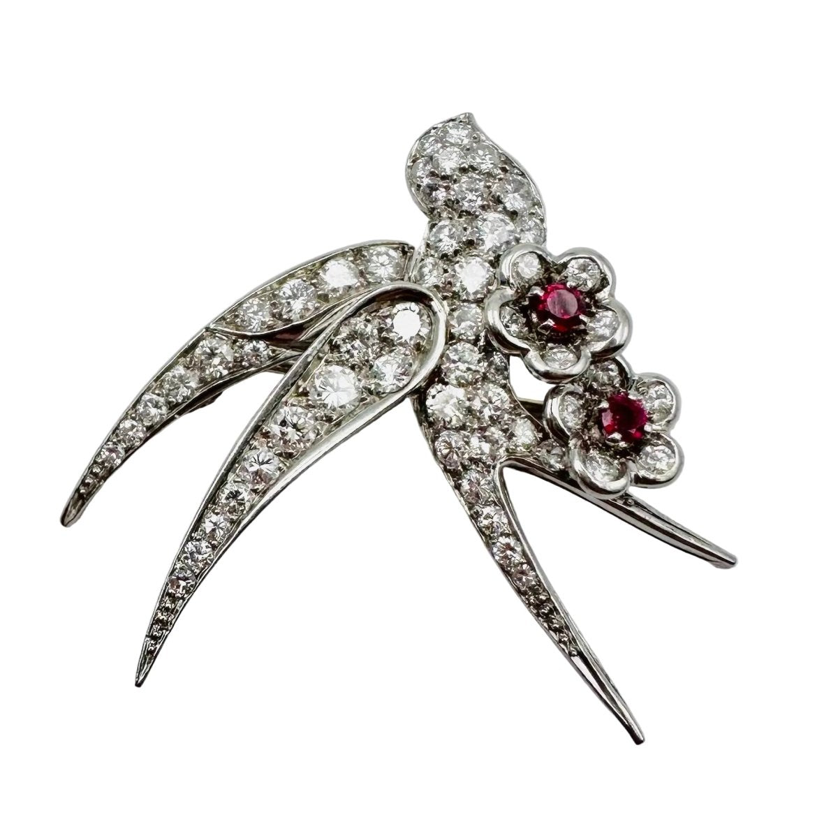 Broche "Oiseau posé sur deux fleurs" en or blanc, platine et rubis - Castafiore