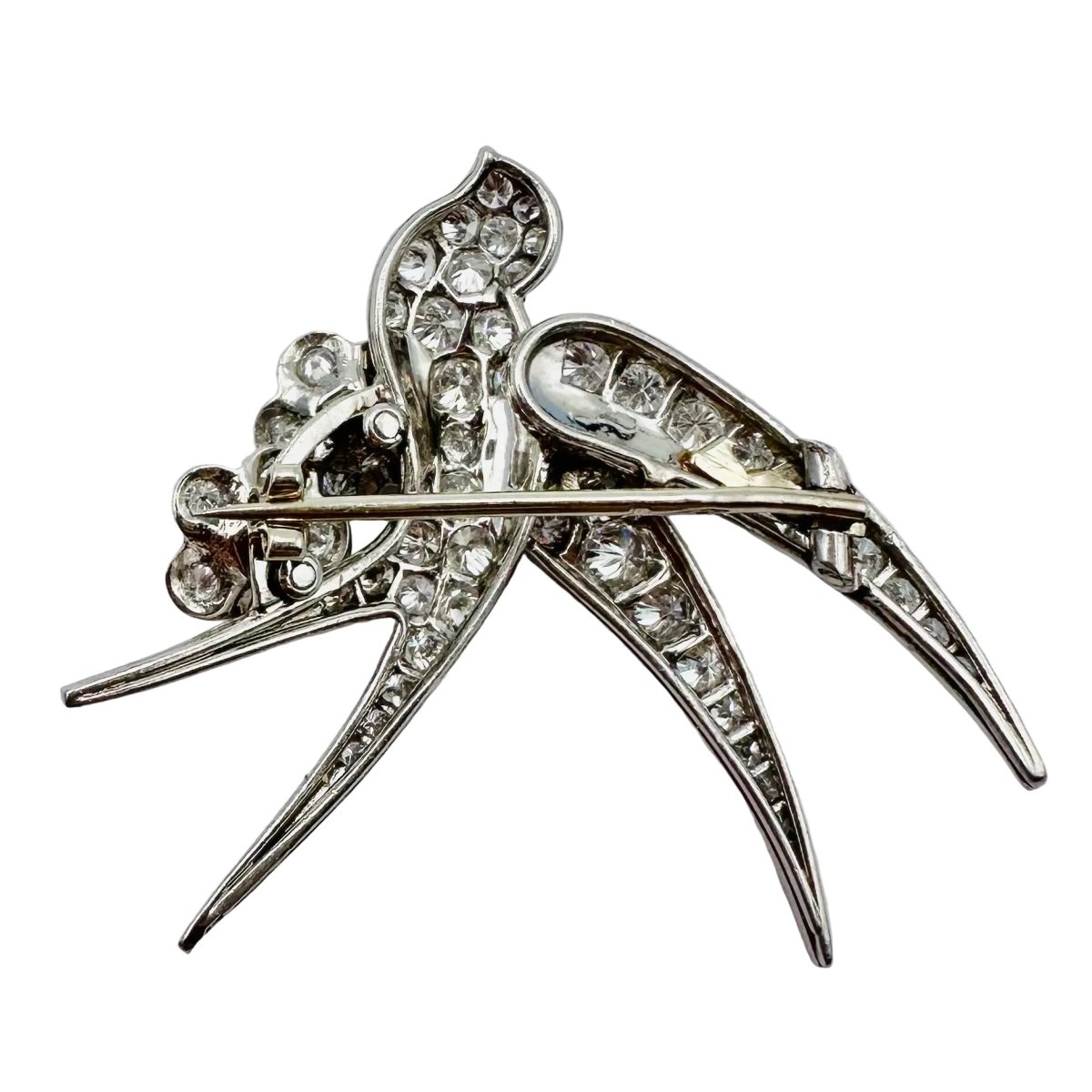Broche "Oiseau posé sur deux fleurs" en or blanc, platine et rubis - Castafiore