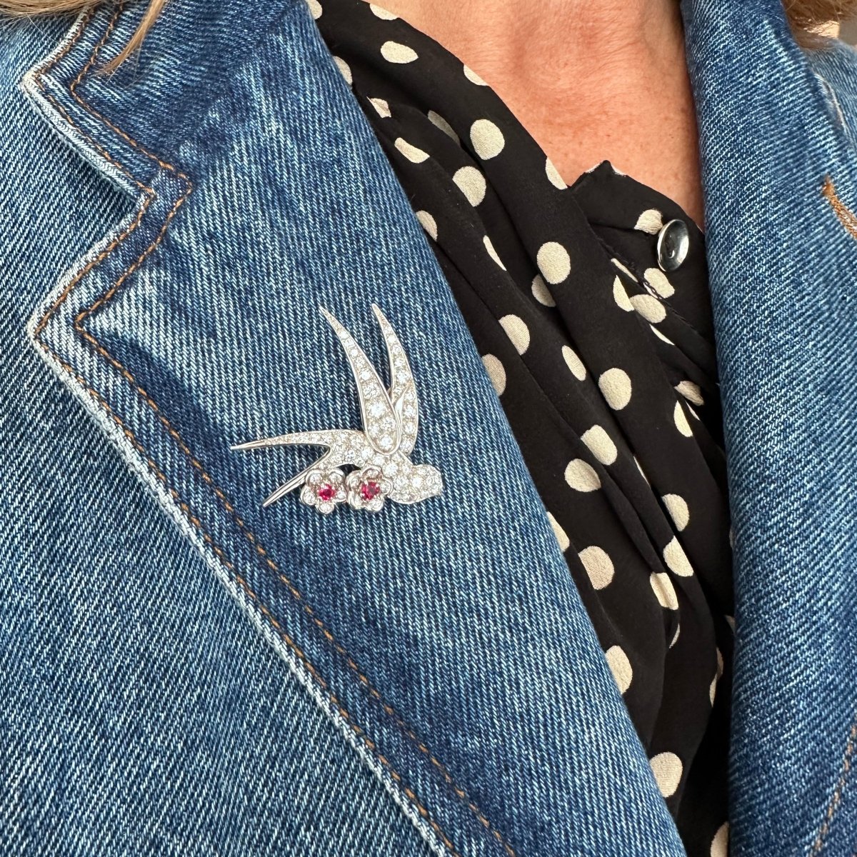 Broche "Oiseau posé sur deux fleurs" en or blanc, platine et rubis - Castafiore