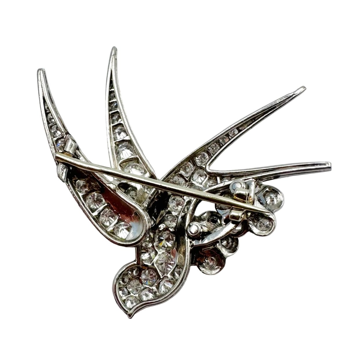 Broche "Oiseau posé sur deux fleurs" en or blanc, platine et rubis - Castafiore