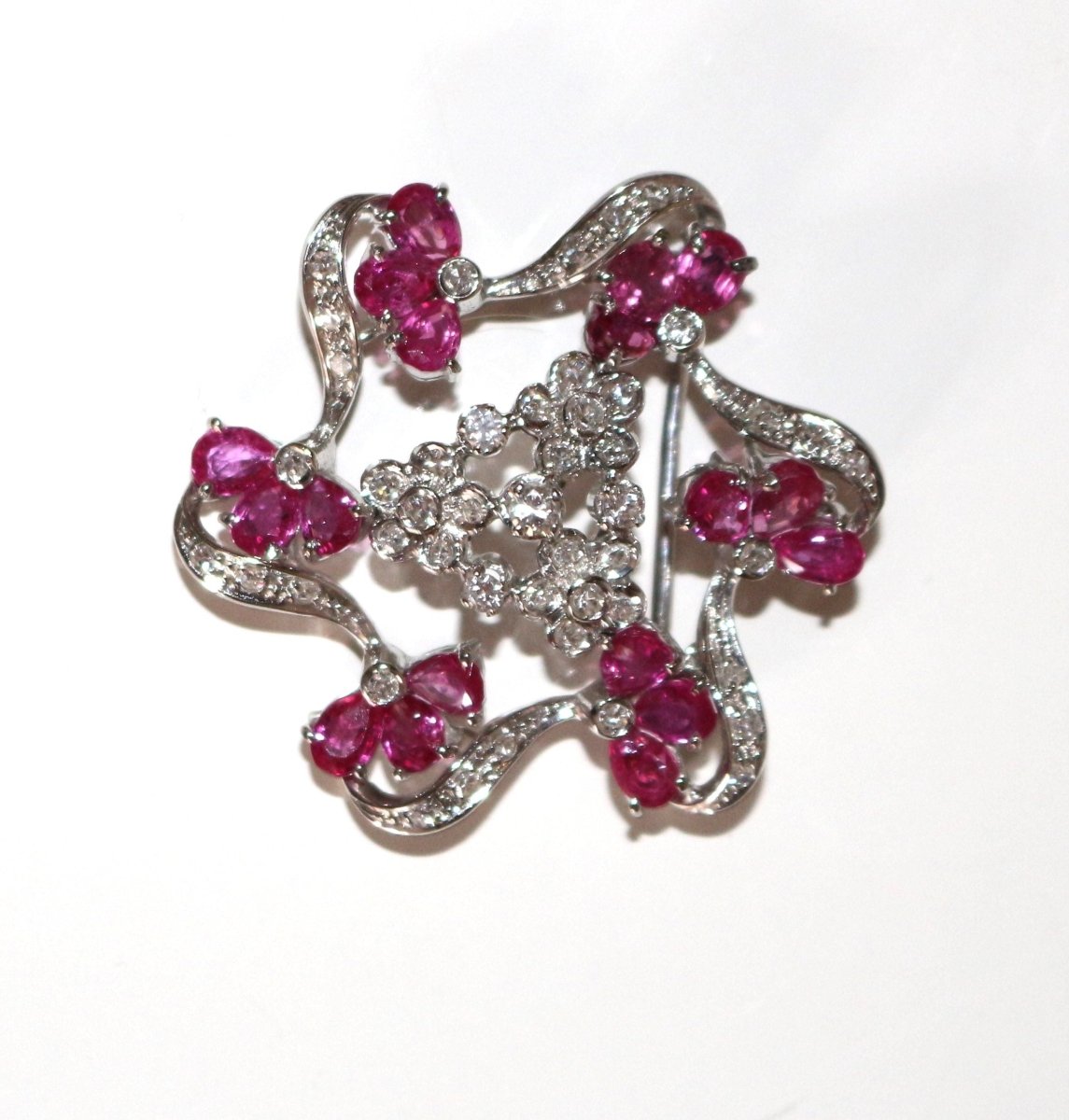 Broche Or Blanc Motif Fleur Tourbillonnant - Castafiore
