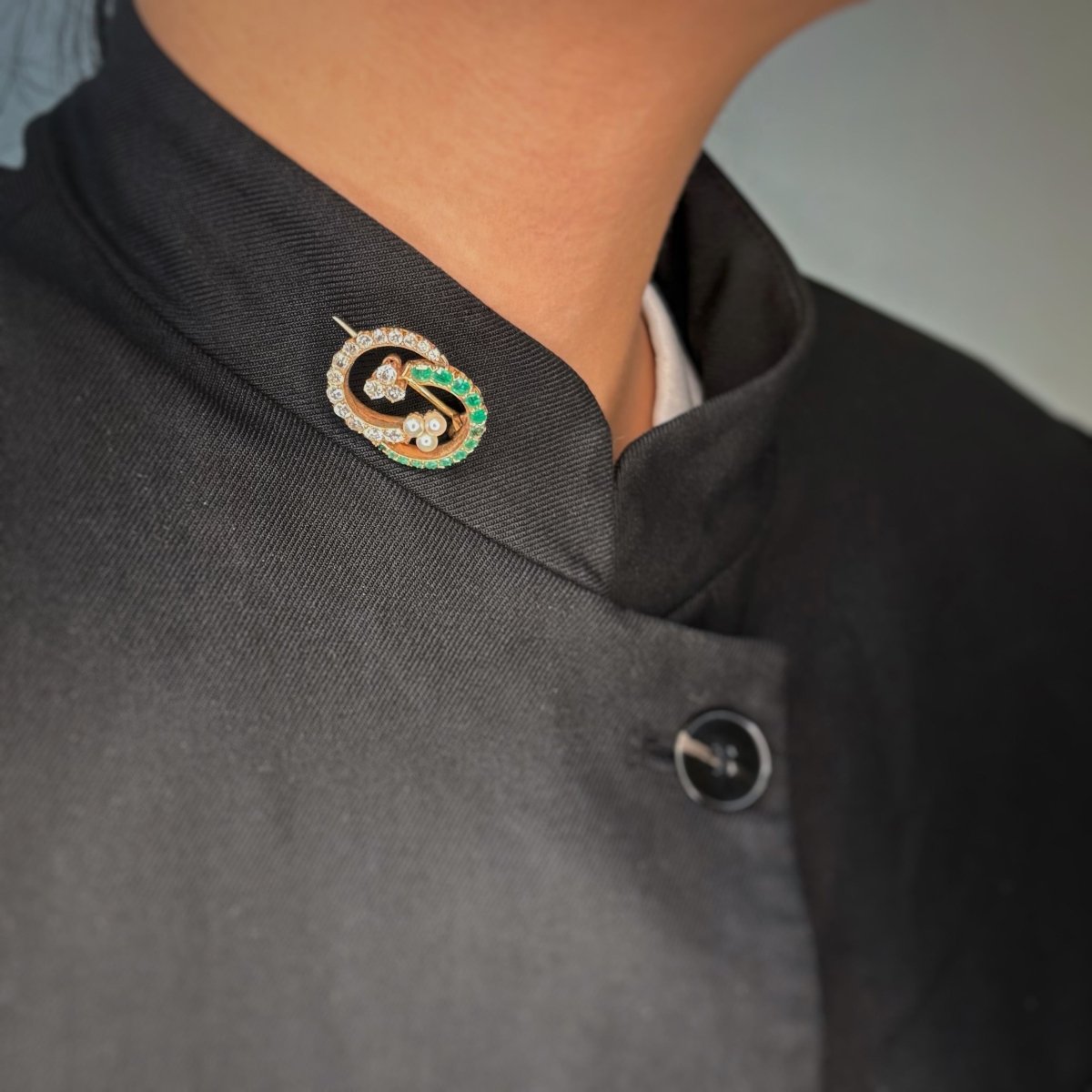 Broche - Or, Emeraudes, Diamants & Perles