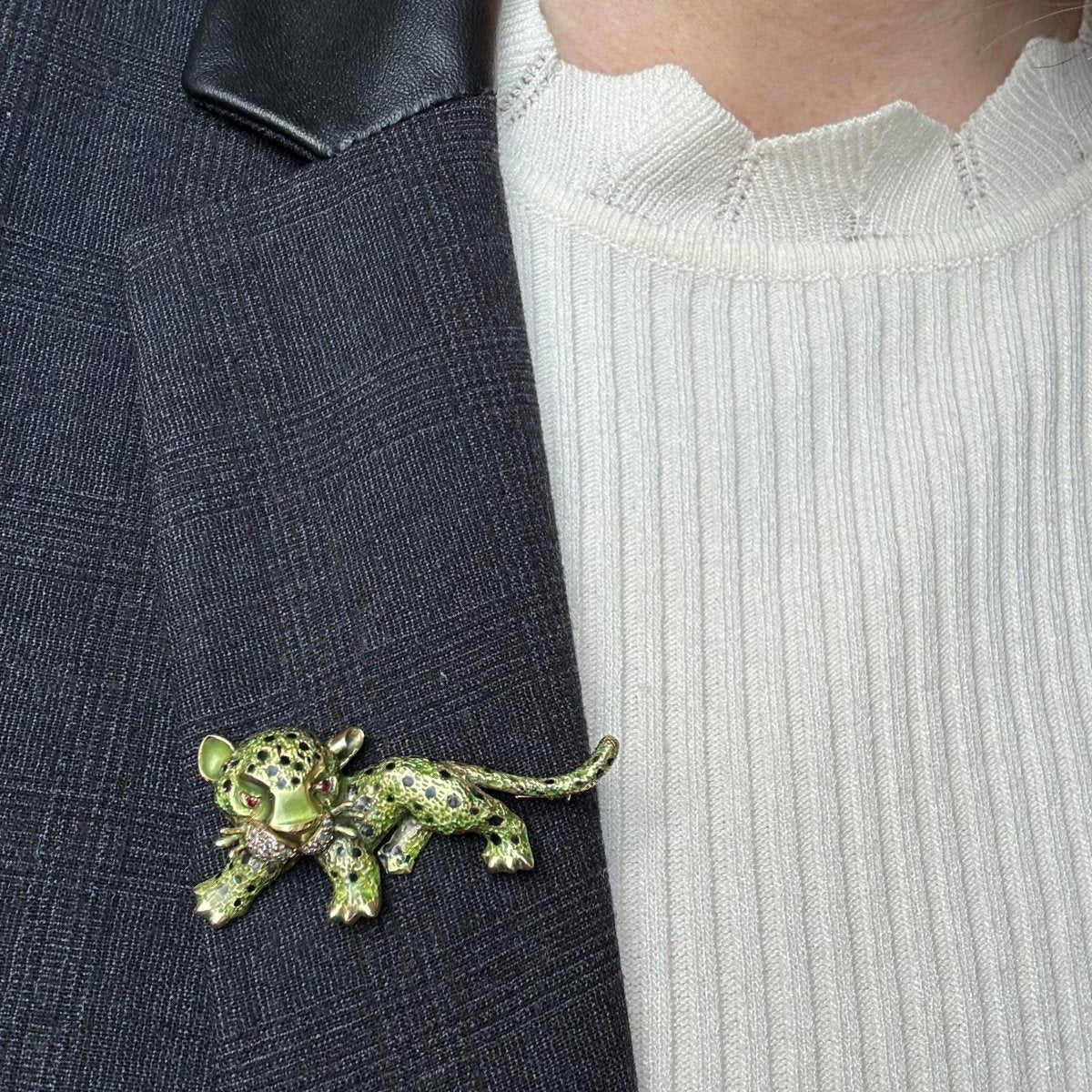 Broche "Panthère" en or jaune, rubis et diamants - Castafiore