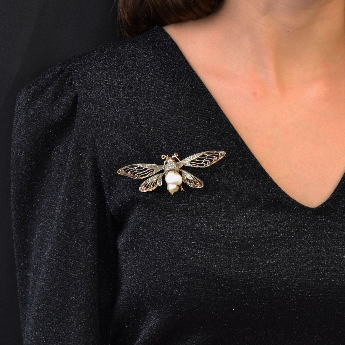 Broche PAPILLON Articulé en or jaune perle baroque diamants saphirs rubis - Castafiore