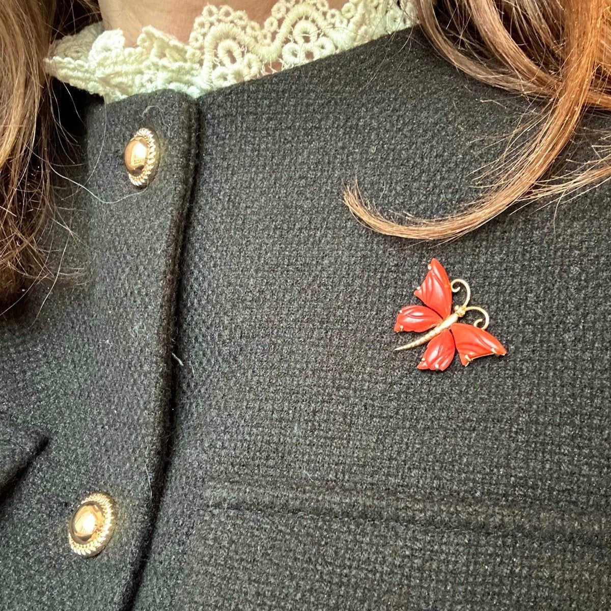 Broche papillon en or jaune et corail - Castafiore
