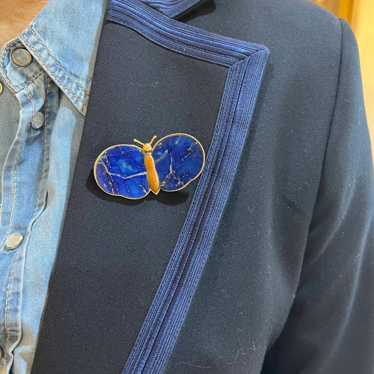 Broche papillon en or, lapis - lazuli et jaspe - Castafiore