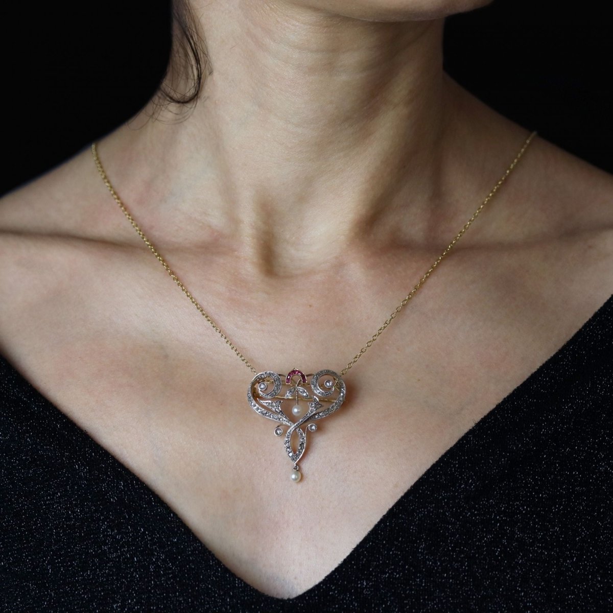 Broche pendentif Art Nouveau en or jaune et platine avec diamants, perles fines et rubis - Castafiore