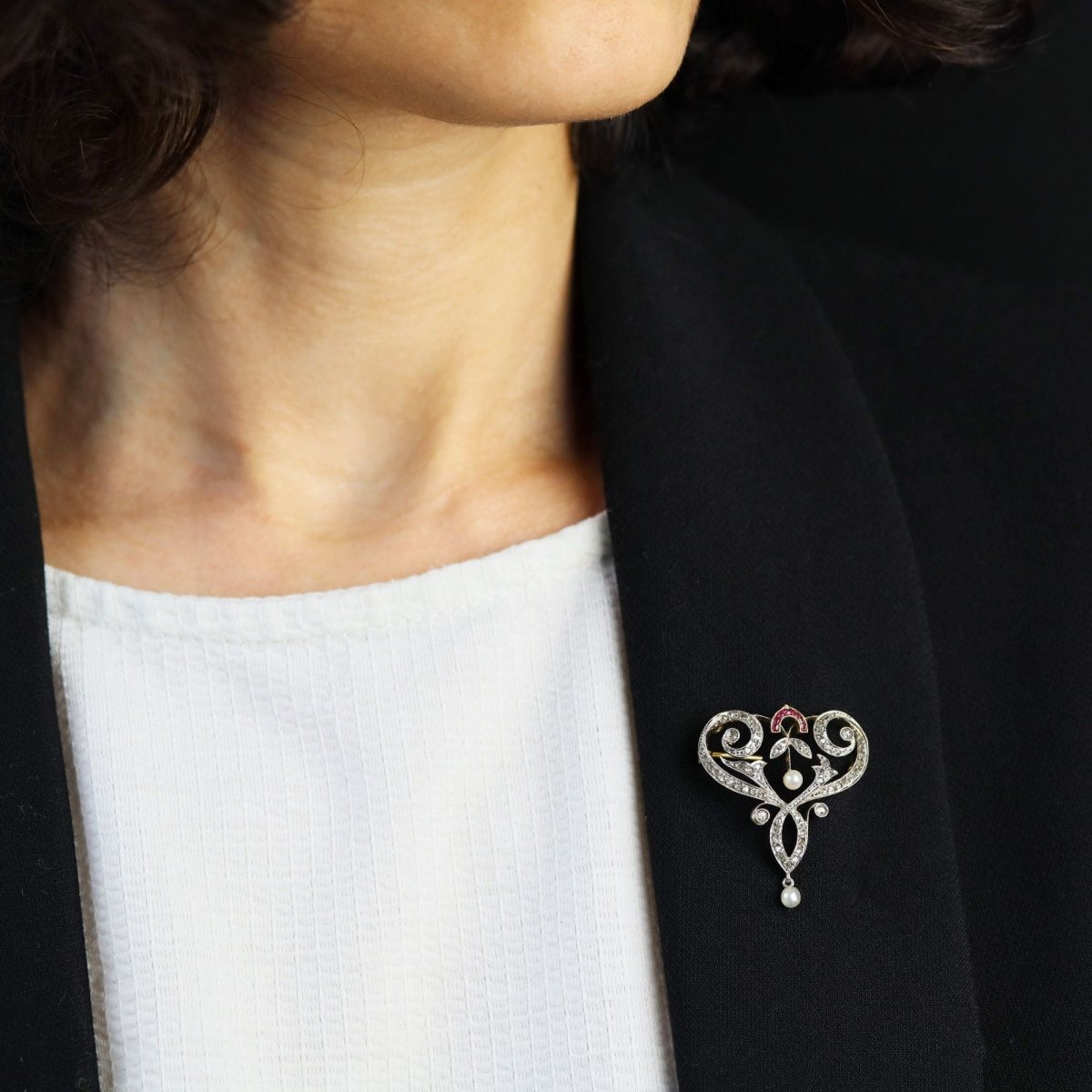 Broche pendentif Art Nouveau en or jaune et platine avec diamants, perles fines et rubis - Castafiore