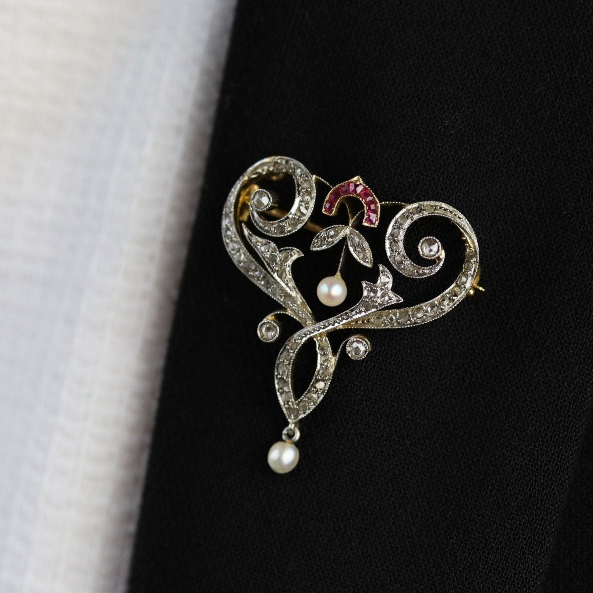 Broche pendentif Art Nouveau en or jaune et platine avec diamants, perles fines et rubis - Castafiore