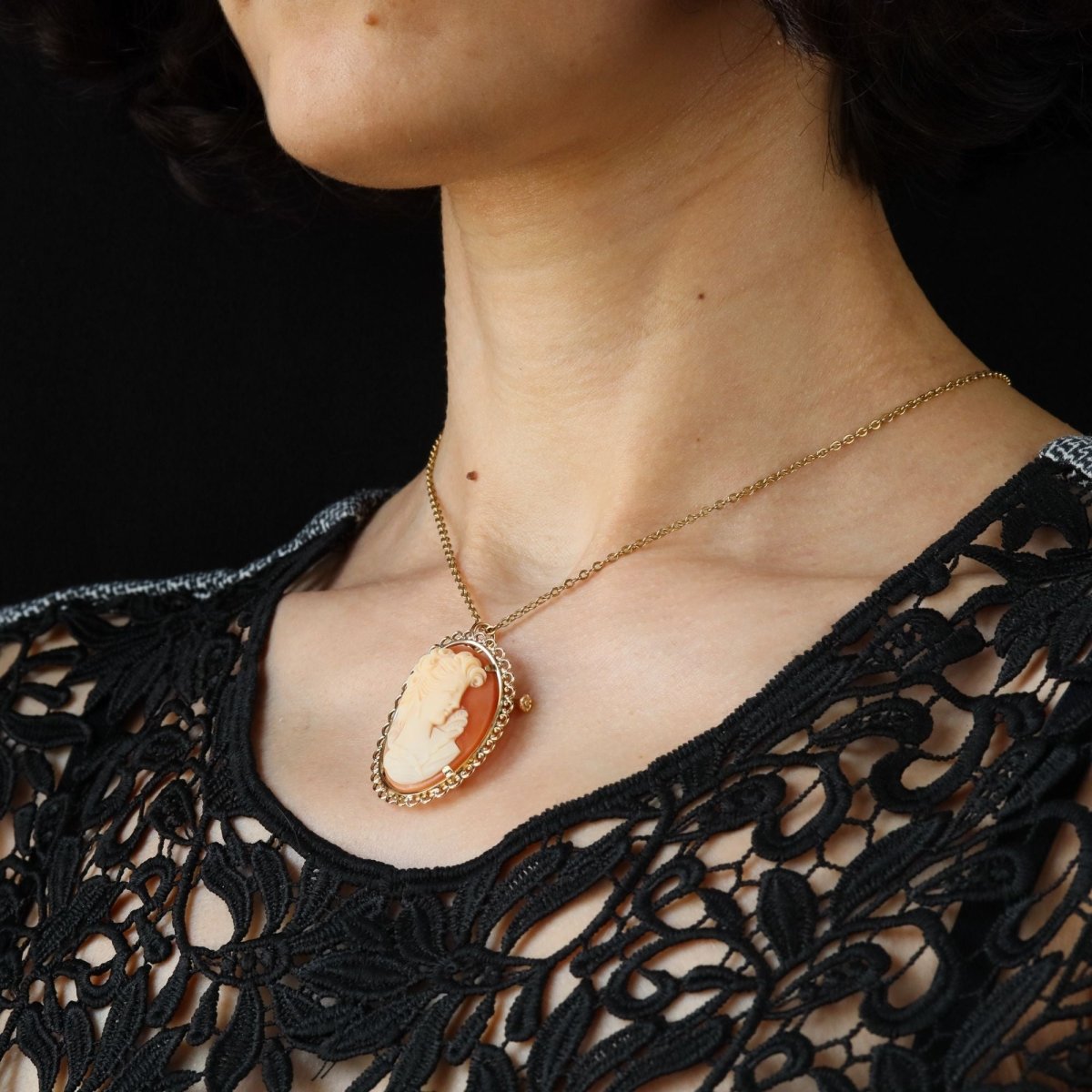 Brooch cameo pendant yellow gold vintage