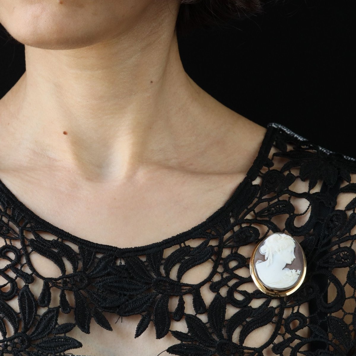 Brooch cameo pendant yellow gold