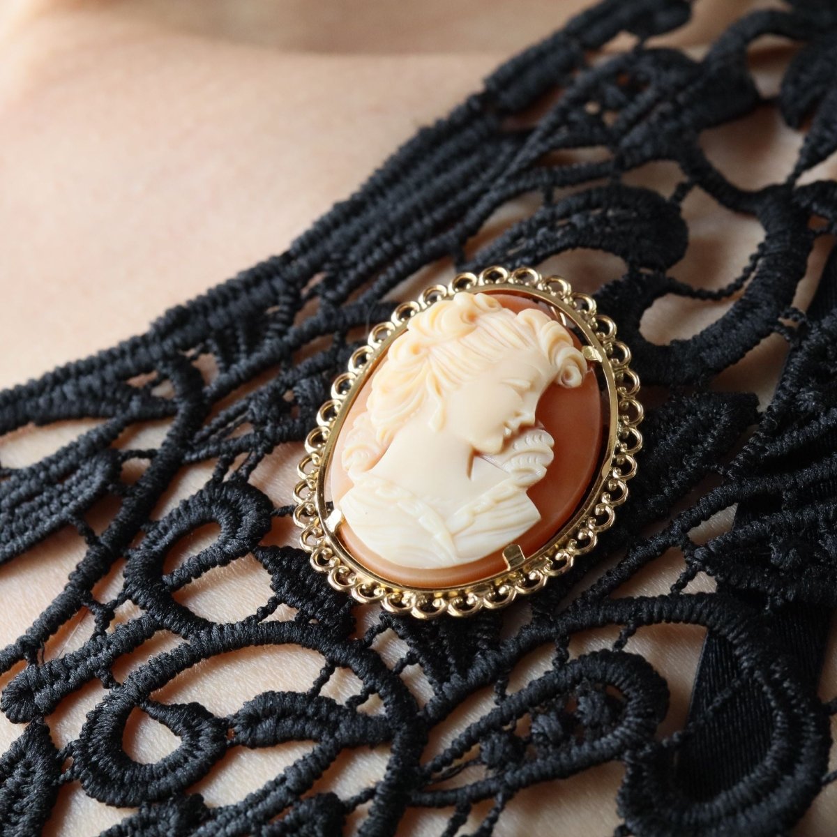 Brooch cameo pendant yellow gold vintage