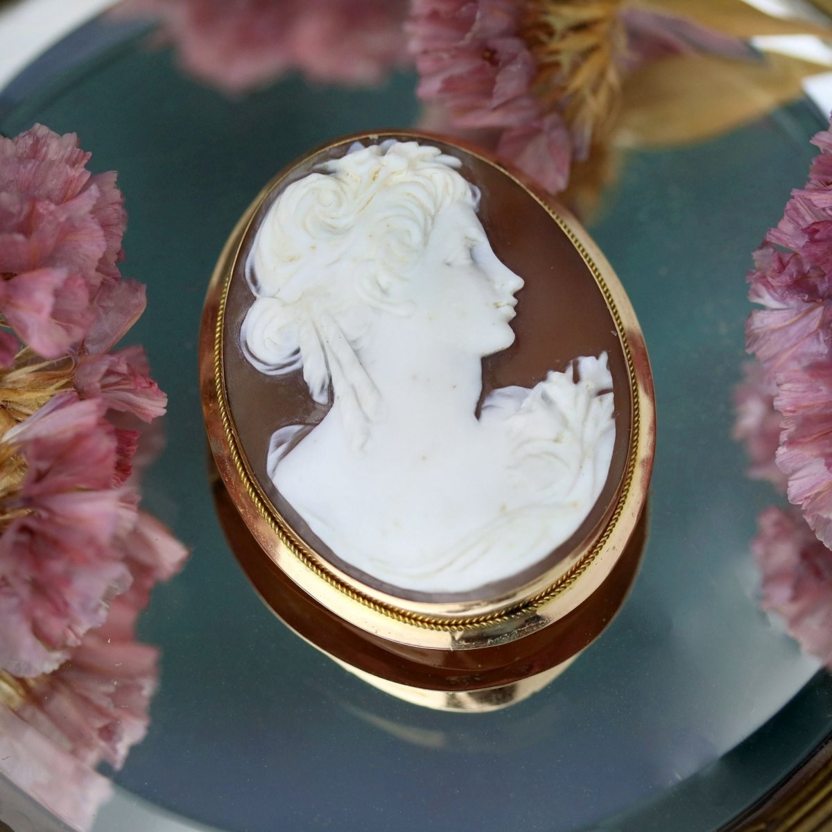 Brooch cameo pendant yellow gold
