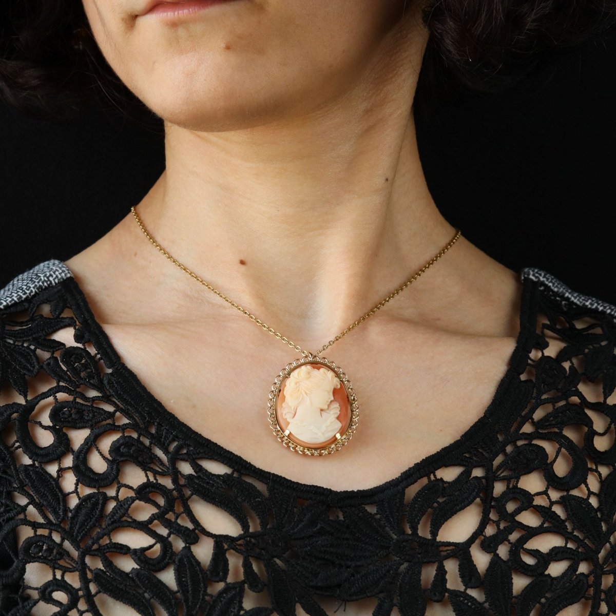Brooch cameo pendant yellow gold vintage