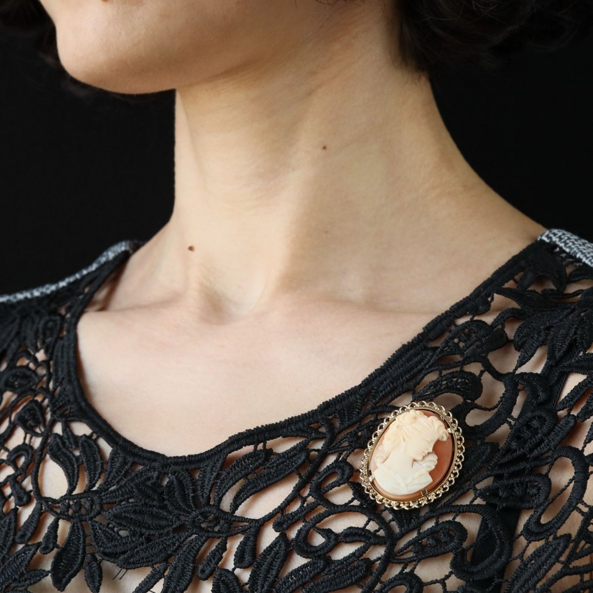 Brooch cameo pendant yellow gold vintage