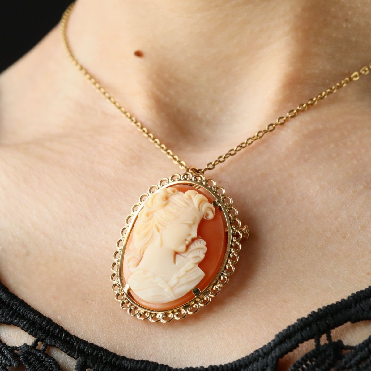 Brooch cameo pendant yellow gold vintage