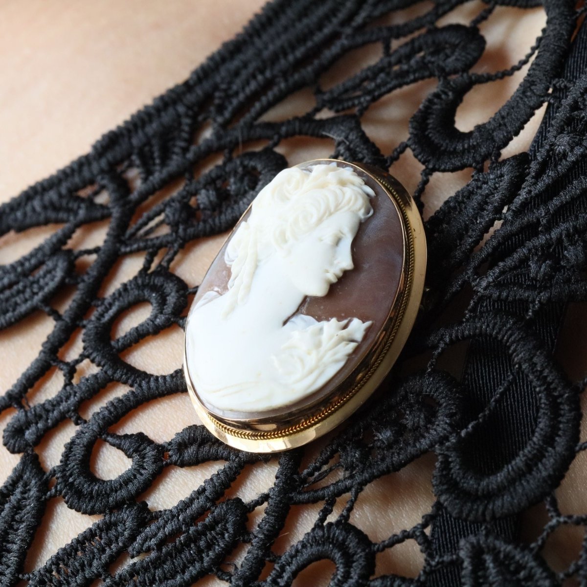 Brooch cameo pendant yellow gold