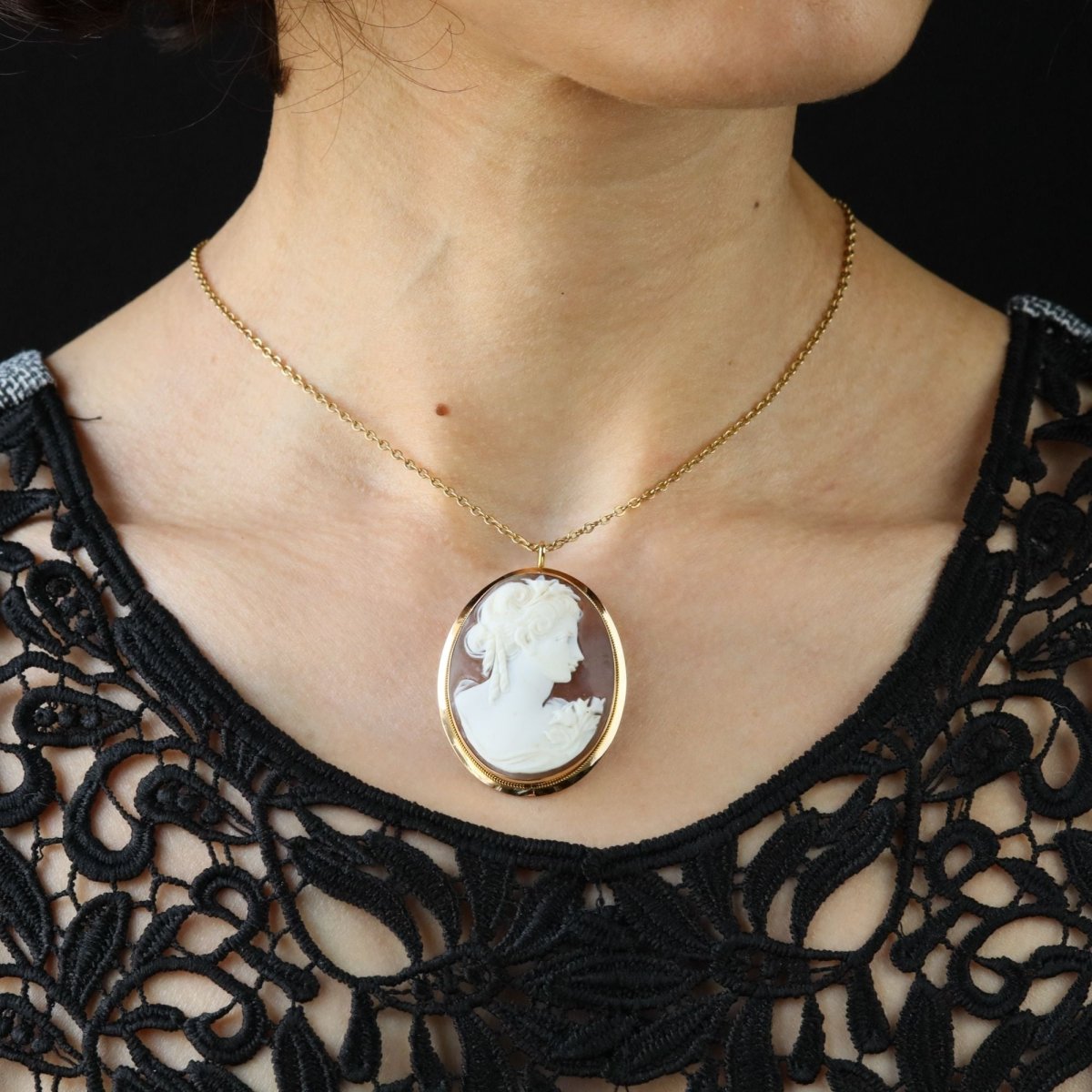 Brooch cameo pendant yellow gold