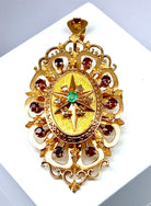 Broche pendentif en or jaune 18 carats en grenats, émeraude et diamants - Castafiore