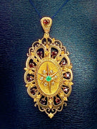 Broche pendentif en or jaune 18 carats en grenats, émeraude et diamants - Castafiore