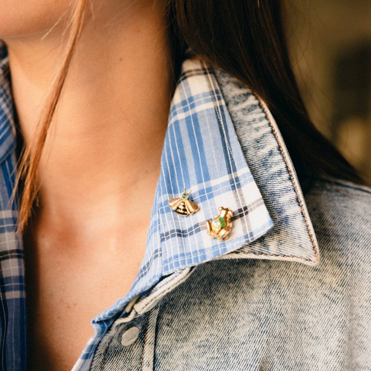 Broche Pin CARTIER "Abeille" en or jaune, émail et émeraude - Castafiore