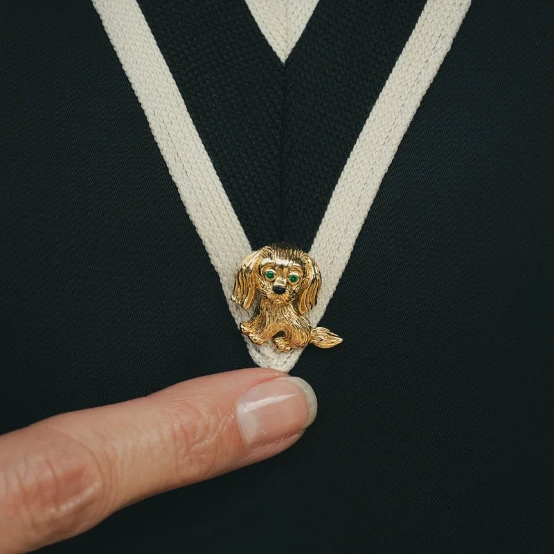 Broche Pin's VAN CLEEF & ARPELS en or jaune, onyx et émeraudes - Castafiore