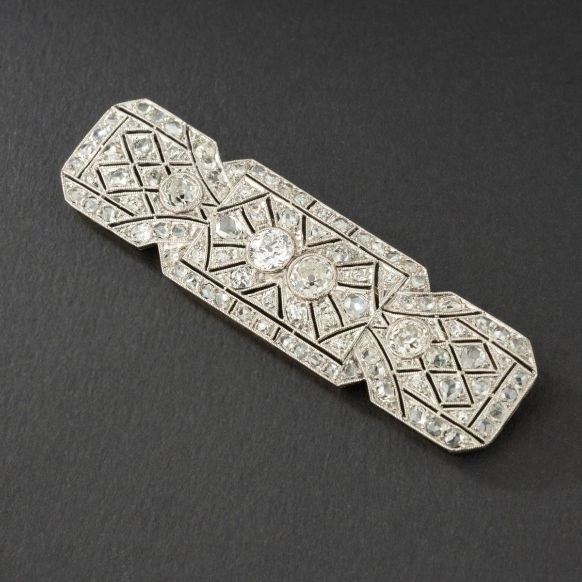 Broche plaque Art-Déco en or et platine sertie de diamants. - Castafiore