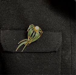 Broche « posidonie » en or jaune, émaillé vert et perle - Castafiore