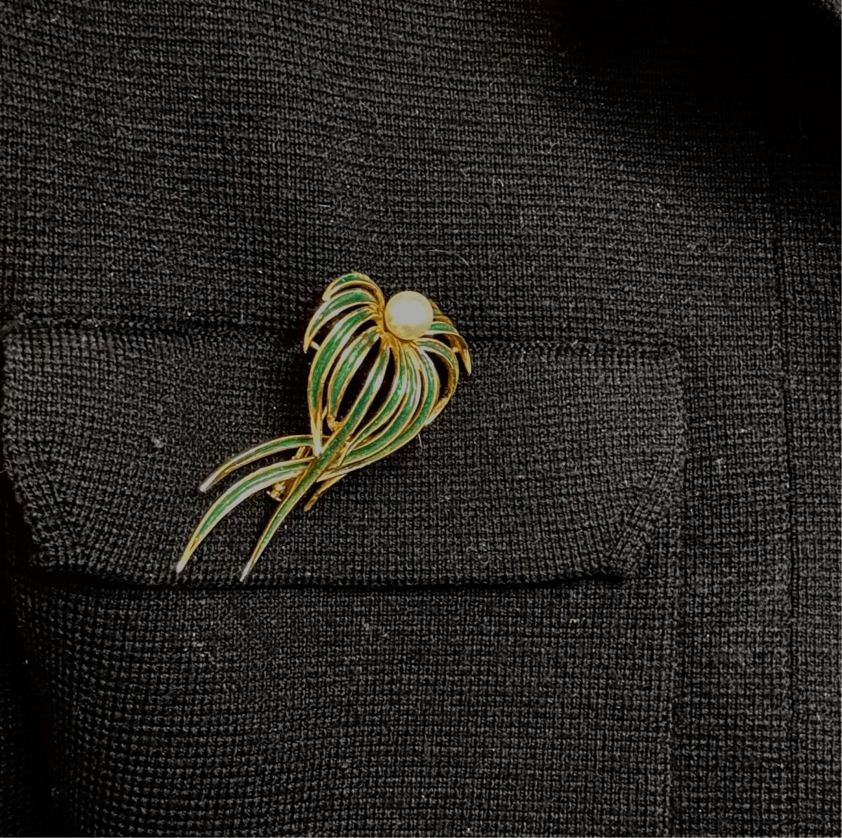 Broche « posidonie » en or jaune, émaillé vert et perle - Castafiore