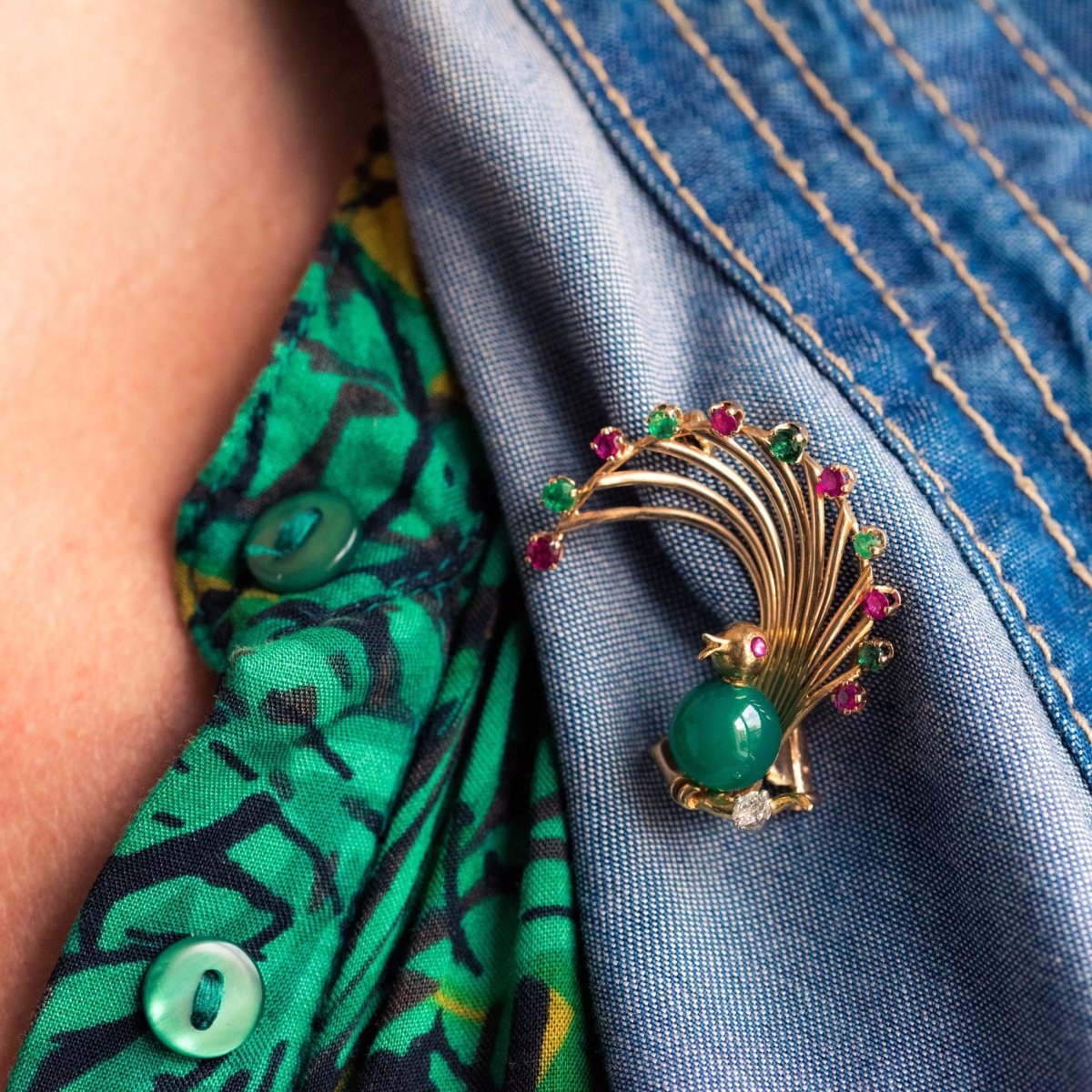 Broche R.FRÉCHOU Oiseau en or jaune rubis émeraude chrysoprase et diamant - Castafiore