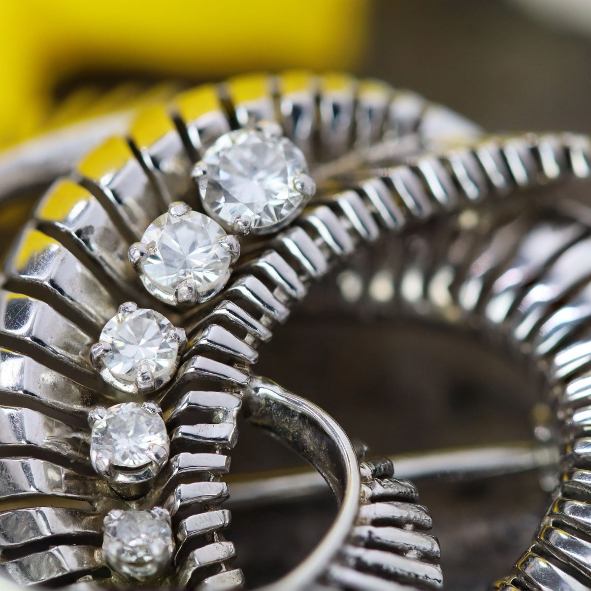 Brooch vintage white gold diamonds spiral