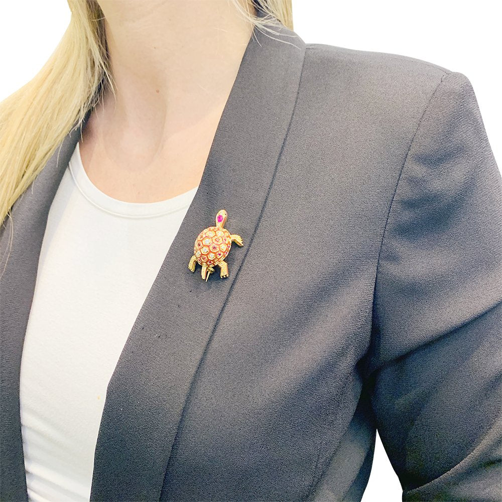 Broche "Tortue" en or jaune, émail, rubis, saphirs et diamants - Castafiore